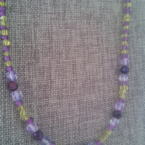 GREEN BEADED NECKLACE - Picture 2 of 3